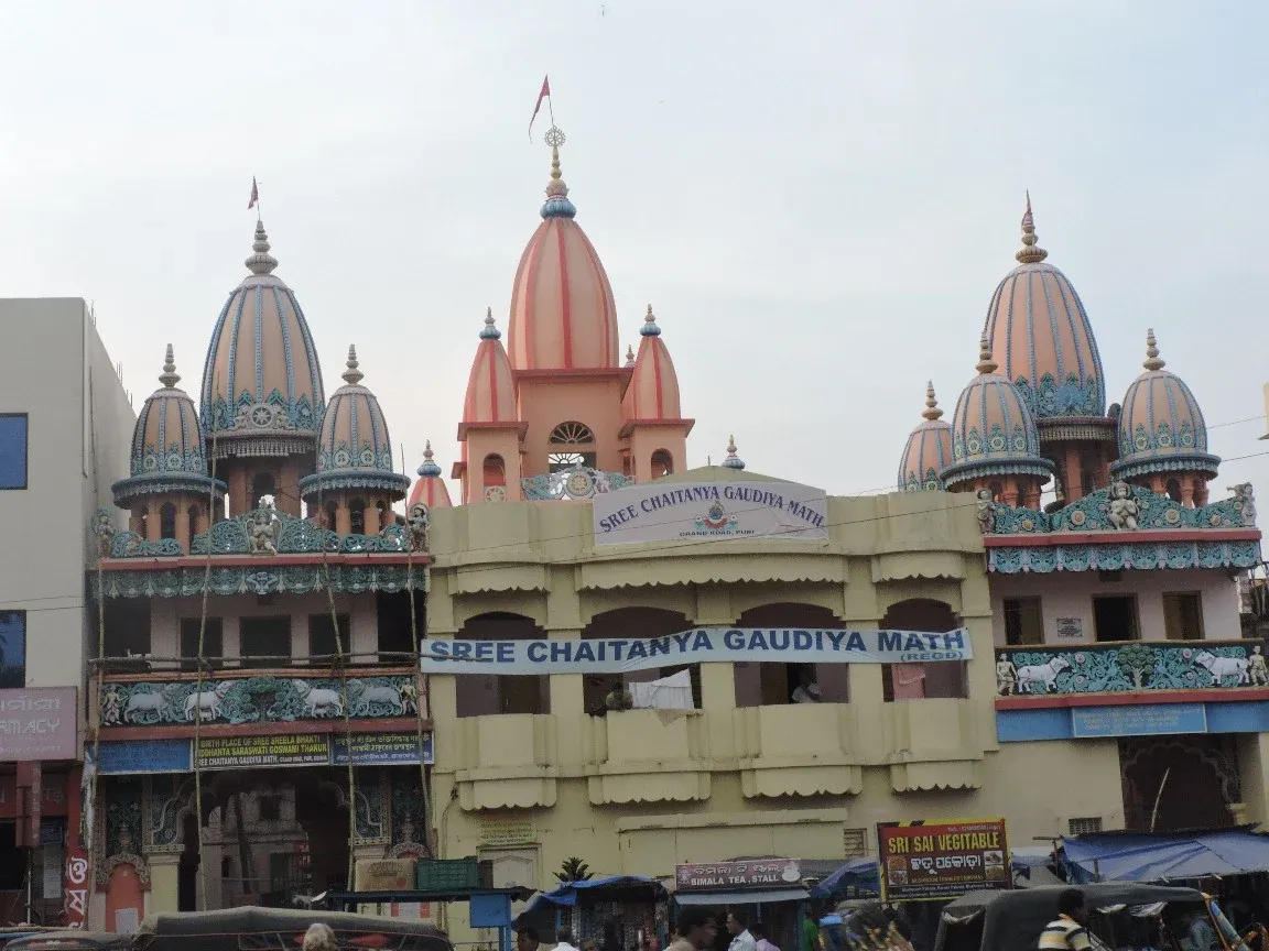 The painted frontage of Shree Chaitanya Gaudiya Math on the street in Puri — Shree Chaitanya Gaudiya Math, Puri